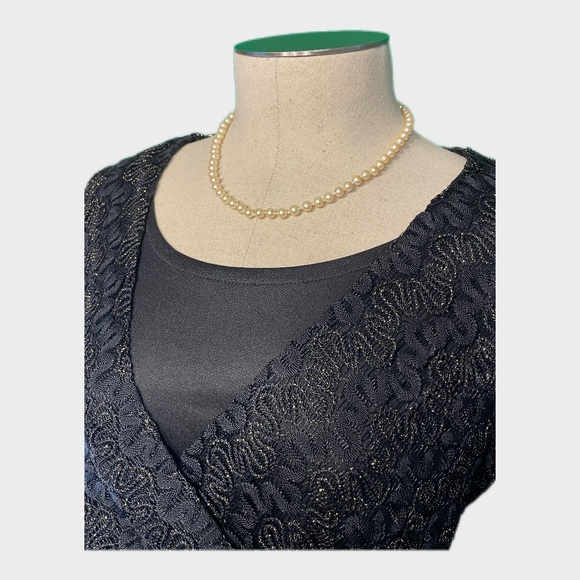 Macy’s Black Textured Faux V-Neck Lined 3/4 Sleeve Blouse Top Petite Medium ✨ - Picture 6 of 11